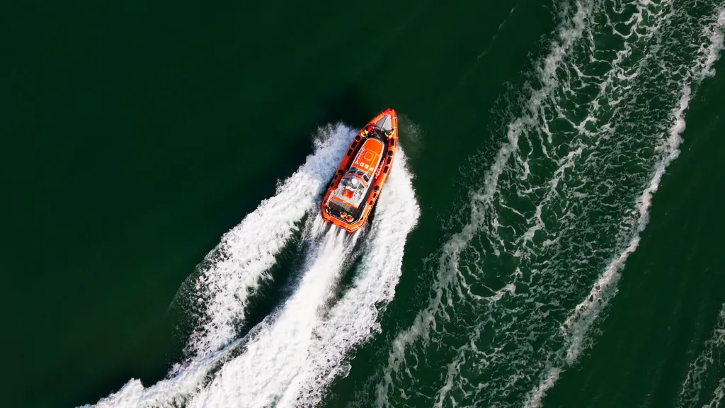 Dronebeeld van een reddingsboot op de Nieuwe Waterweg