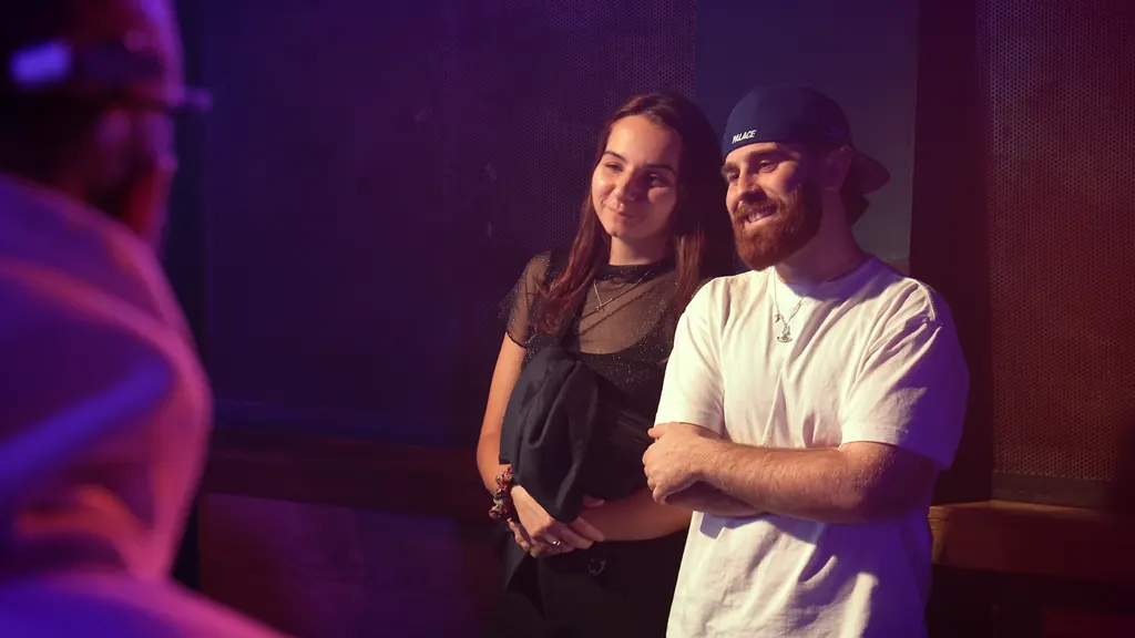 Bezoekers genieten backstage van het optreden