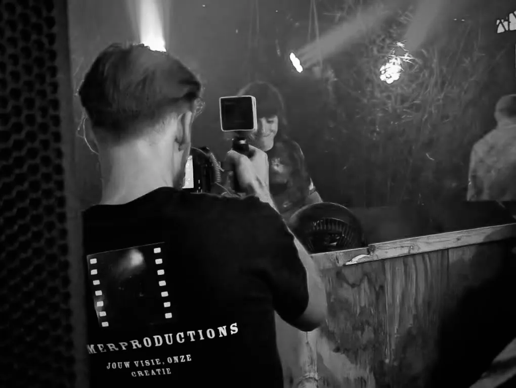 Videograaf filmt op locatie met een cinemacamera