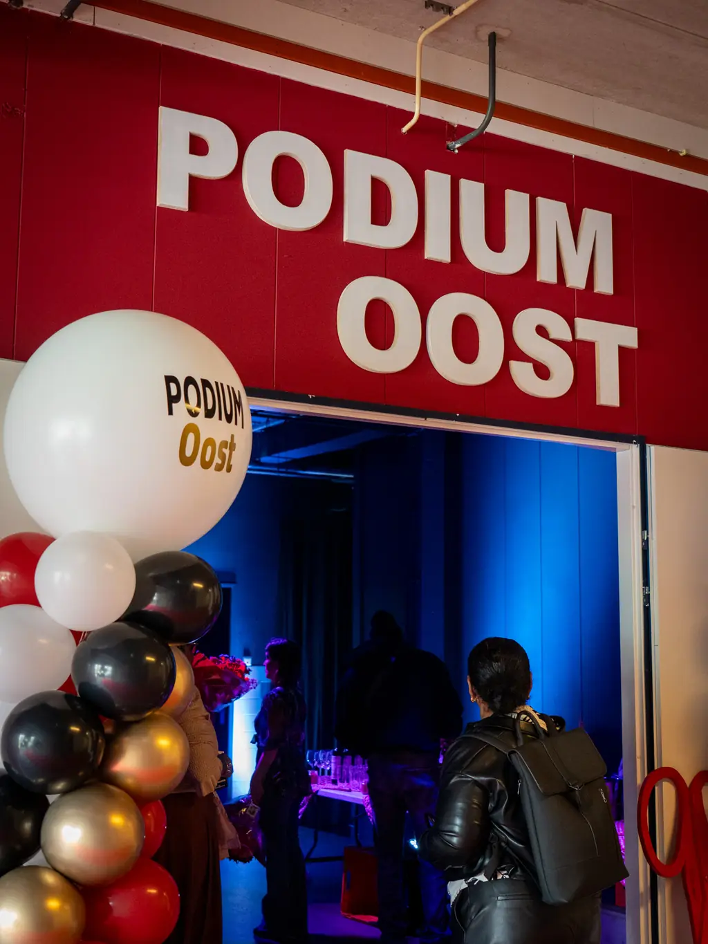 Entree van Podium Oost met ballonnen bij de opening
