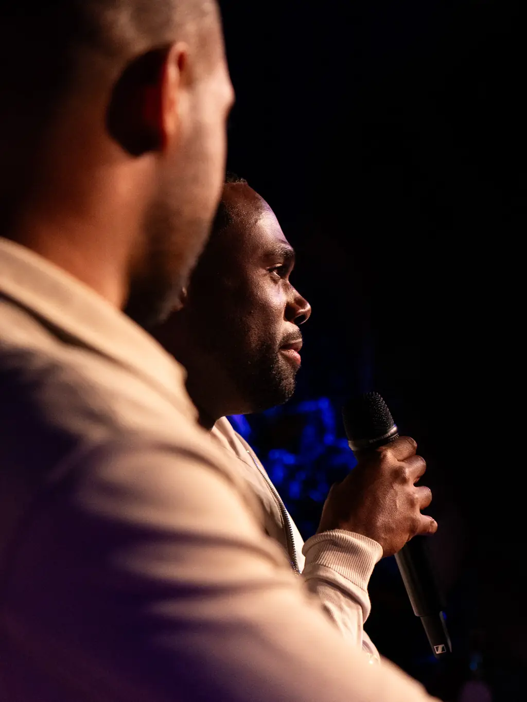 Spreker met microfoon op het podium